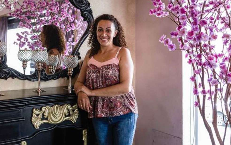 Desirée tornou-se confeiteira e ajuda usuários de crack no tratamento contra o vício (Foto: Gui Christ/BBC Brasil )