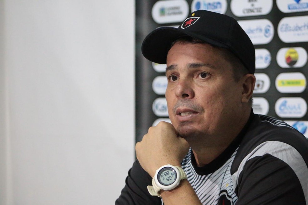 Evaristo Piza é o treinador do Botafogo-PB e segue para o ano que vem — Foto: Raniery Soares / CBN