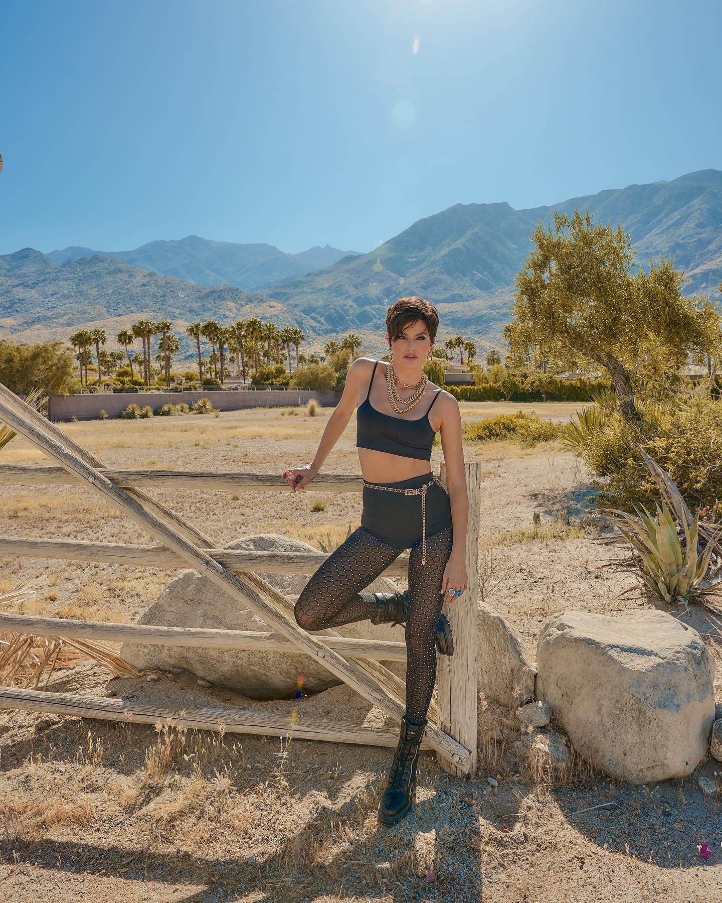 Isabeli Fontana curtiu o Coachella com top, hot pants e meia arrastão com brilho, além de corturno (Foto: Reprodução / Instagram)