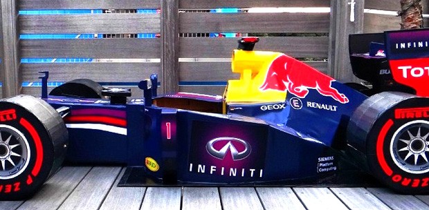 carro de F1 feito de papelão (Foto: Reprodução)