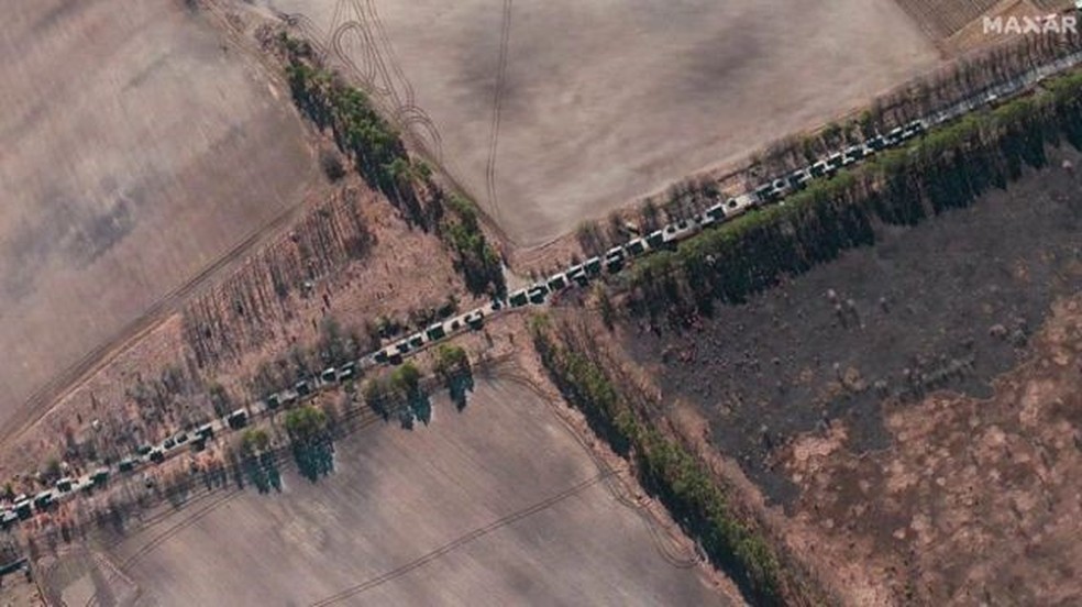 Imagem aérea mostra longo comboio russo em estrada na Ucrânia — Foto: MAXAR/BBC