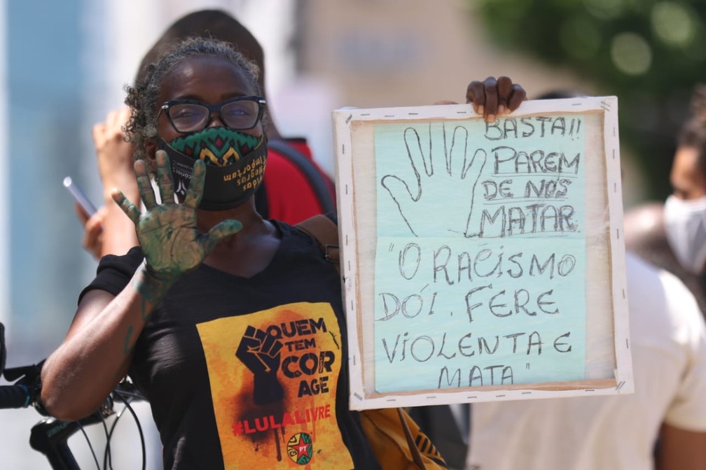 Integrantes de movimentos negros participaram de ato contra rede de supermercados, no Recife — Foto: Aldo Carneiro/Pernambuco Press
