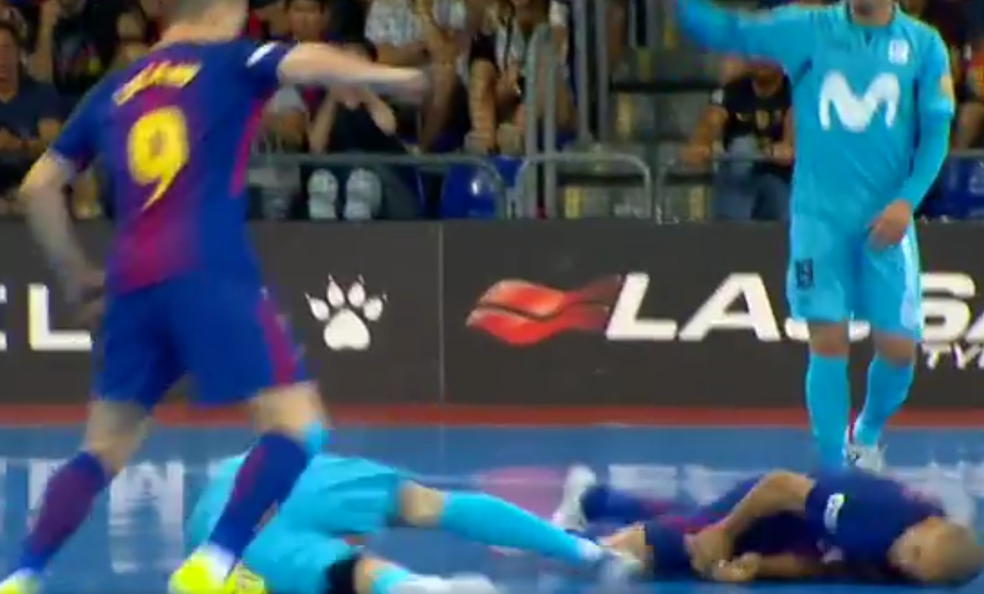 Brasileiro Do Barcelona Da Entrada Violenta Em Rival Leva A Pior