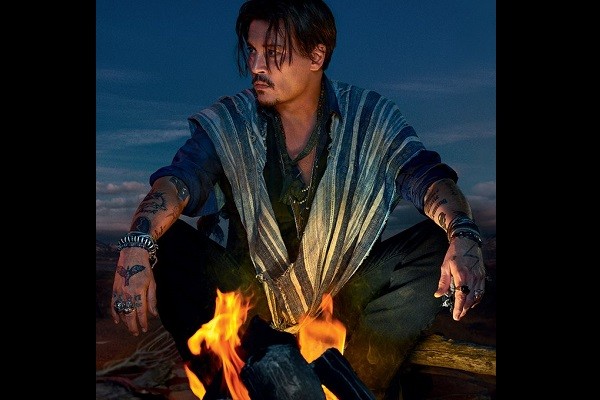 Johnny Depp caracterizado como índio em campanha da Dior (Foto: Twitter)