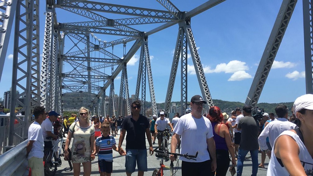 Público atravessa Ponte Hercílio Luz, em Florianópolis, em direção ao Continente — Foto: Joana Caldas/G1