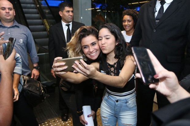 Giovanna Antonelli posa com fãs (Foto: Daniel Pinheiro/AgNews)