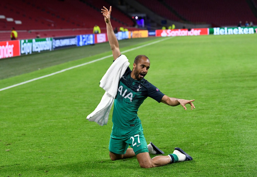 Cleber Xavier viu do estádio os três gols de Lucas Moura contra o Ajax — Foto: Reuters
