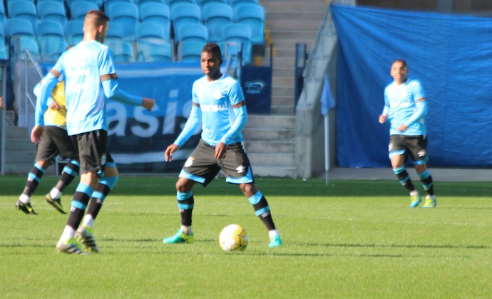 Grêmio fecha parte de treino, mantém mistério e conta com apoio de 5 mil