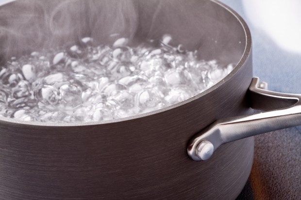 Boiling Water in a pan on a stove (Foto: Getty Images)