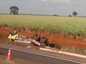 Acidente entre veículos deixa mortos e feridos na BR-153 em MG (Foto: Corpo de Bombeiros/Divulgação)