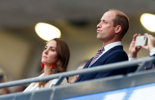 LONDON, ENGLAND - JULY 11: (BILD ZEITUNG OUT) . ,Catherine,Duchess of Cambridge and Prinz William,Duke of Cambridge prior to the UEFA Euro 2020 Championship Final between Italy and England at Wembley Stadium on July 11, 2021 in London, United Kingdom. (Ph (Foto: DeFodi Images via Getty Images)