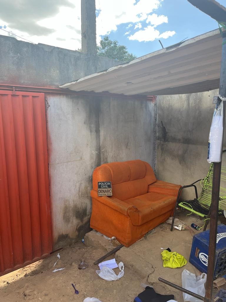 Vídeos em sofá laranja exibindo armas e dinheiro levaram policiais a prender suspeito de tráfico