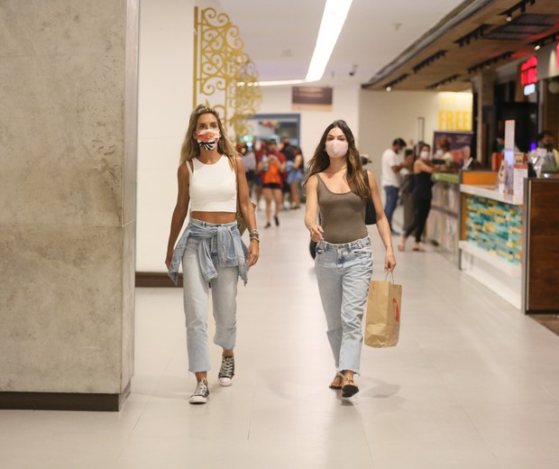 Isis Valverde é clicada com amiga em shopping do Rio (Foto: Gabriel Rangel/AgNews)