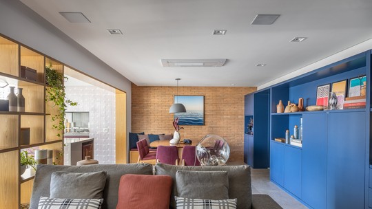 Apartamento de 170 m² ganha marcenaria azul e varanda integrada com a sala 