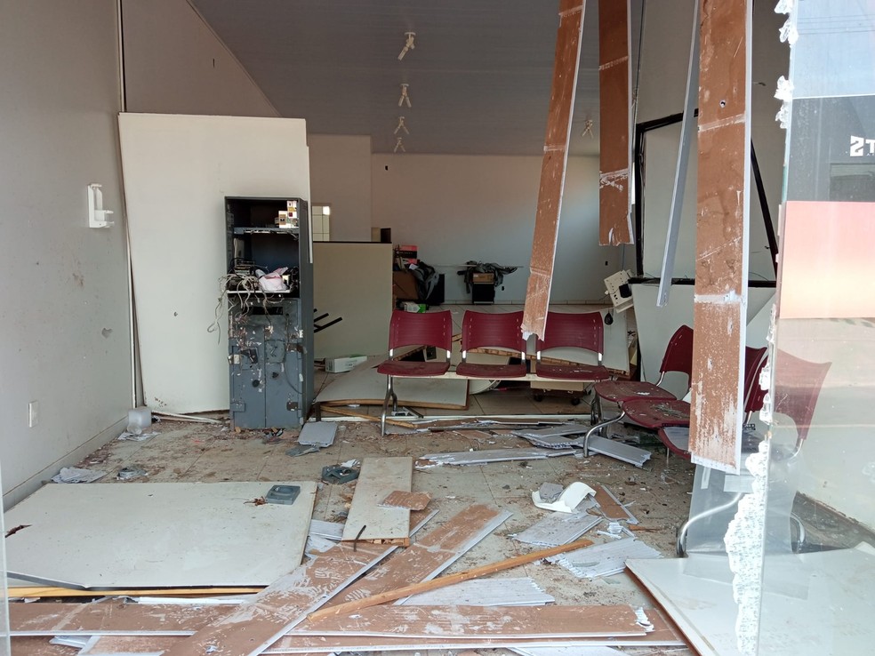 Suspeitos tentam explodir caixas eletrônicos em agência bancária — Foto: Conectados Nova Lacerda/Reprodução