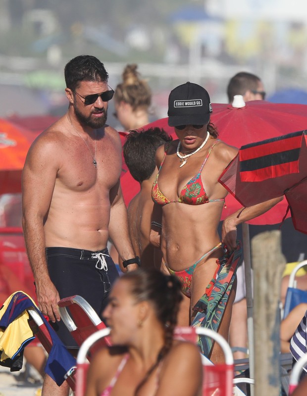 Juliana Paes vai a praia coim marido e filhos (Foto: Dilson Silva & Fabricio Pioyani)