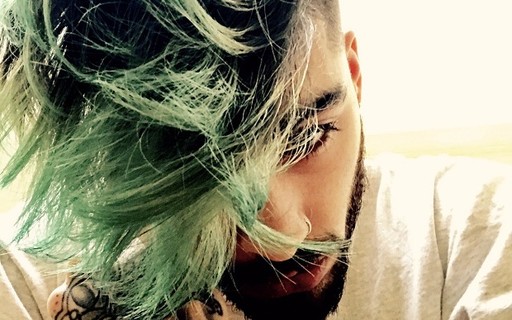 Zayn muda o visual e pinta as madeixas de verde - Quem ...