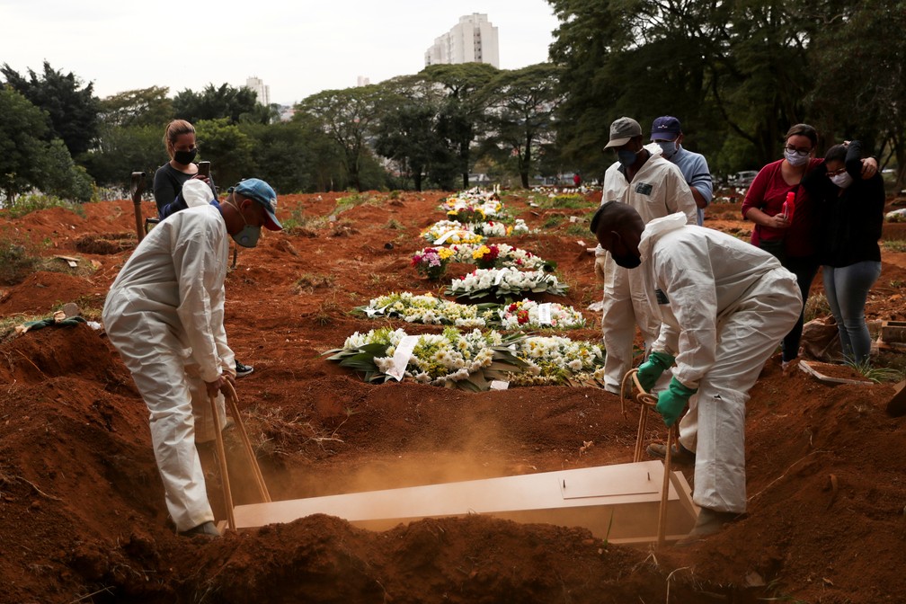 13 de maio - Enterro no cemitério da Vila Formosa, em São Paulo, durante pandemia de coronavírus (COVID-19) — Foto: Amanda Perobelli/Reuters