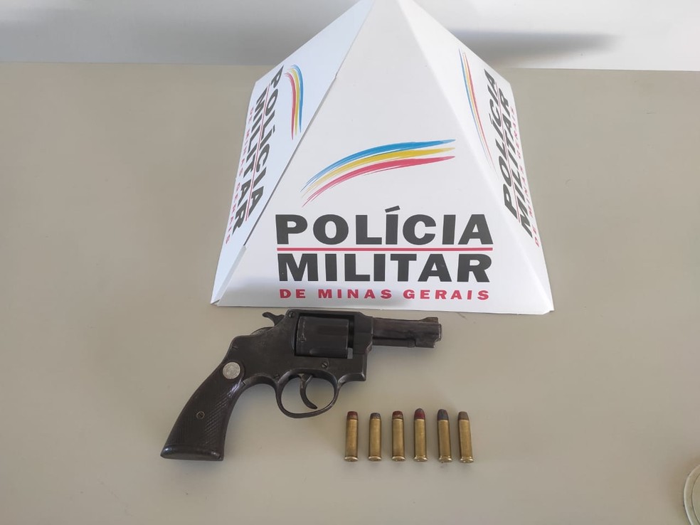 Arma apreendida estava com o adolescente de 17 anos — Foto: Polícia Militar