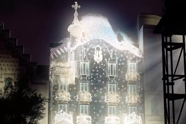 Cerca de  47 mil pessoas assistiram a projeção da obra de arte digital na fachada da Casa Batlló no começo de maio (Foto: Casa Batlló / Reprodução)