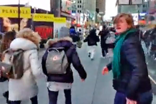 Pessoas correm desesperadas após explosões na Times Square, em Nova York (Foto: reprodução twitter)