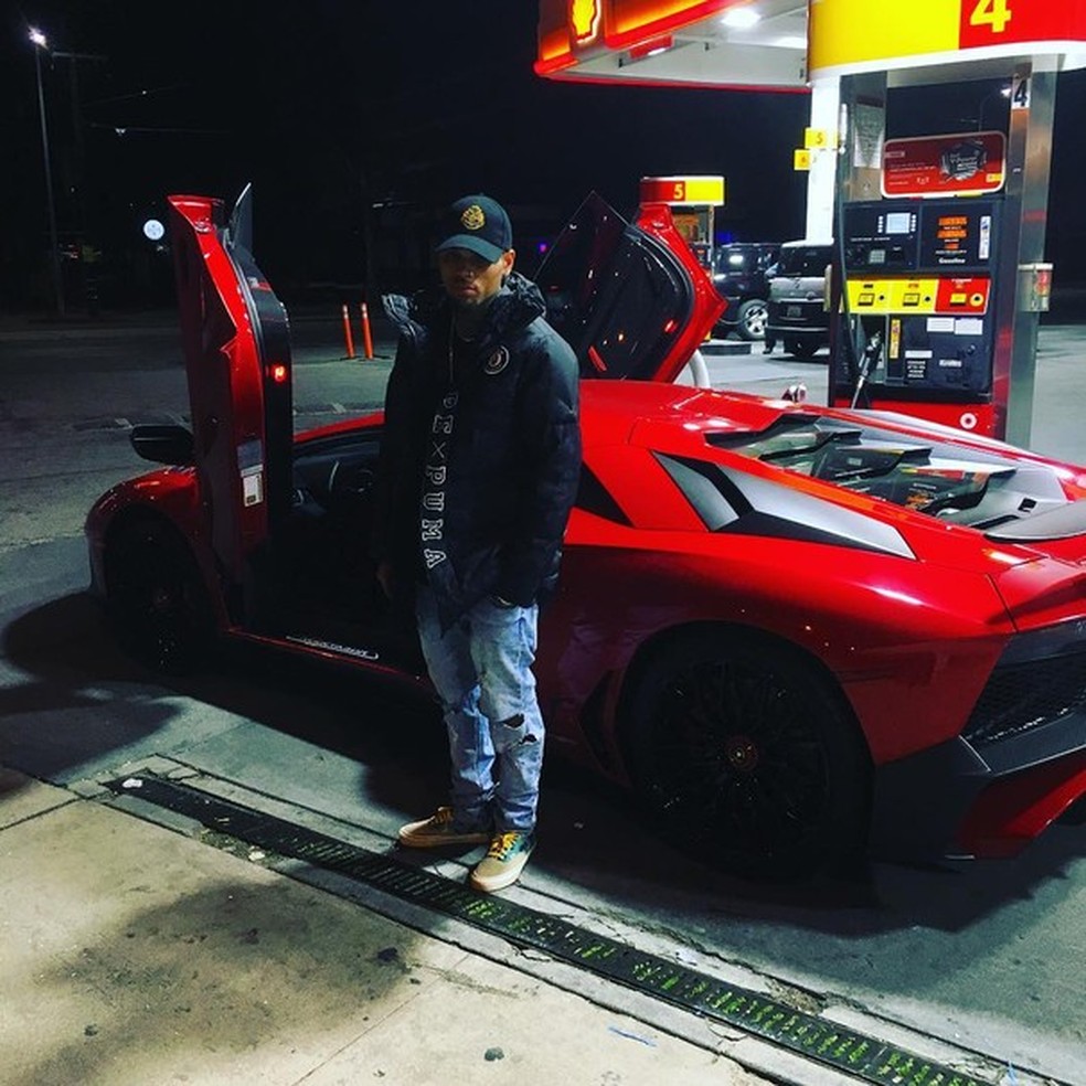 Chris Brown ostenta Lamborghini e cita Harry Potter na legenda da foto |  Celebridades | Glamour