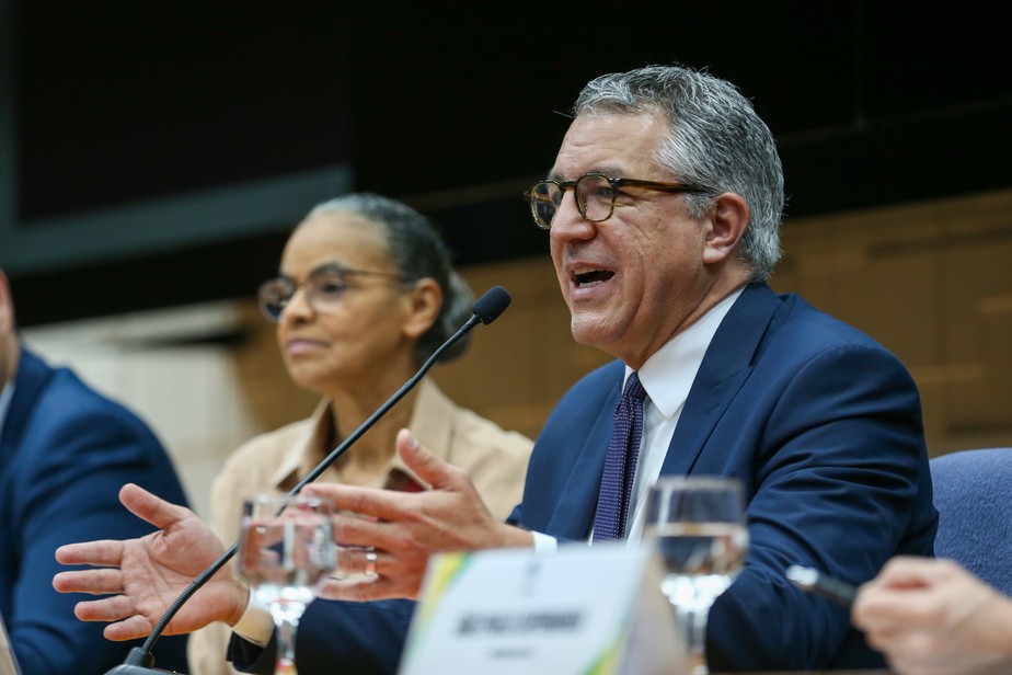 Ministro de Relações Institucionais, Alexandre Padilha, e a ministra do Meio Ambiente, Marina Silva