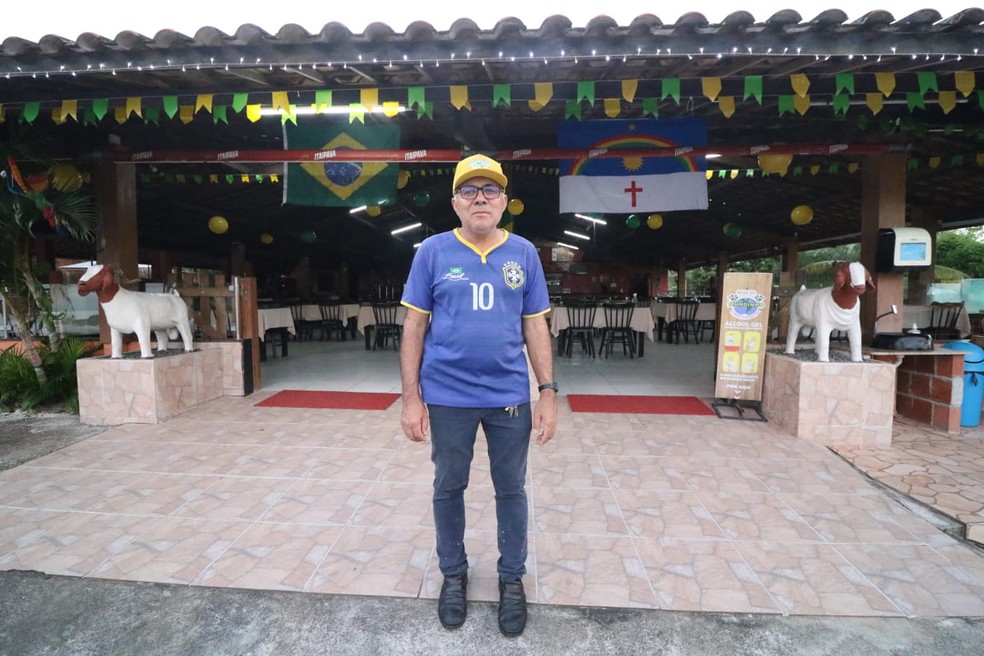 Edmundo Severino de Lima decorou o restaurante, próximo à Arena de Pernambuco, com as cores do Brasil para torcer na Copa do Catar — Foto: Aldo Costa/Pernambuco Press