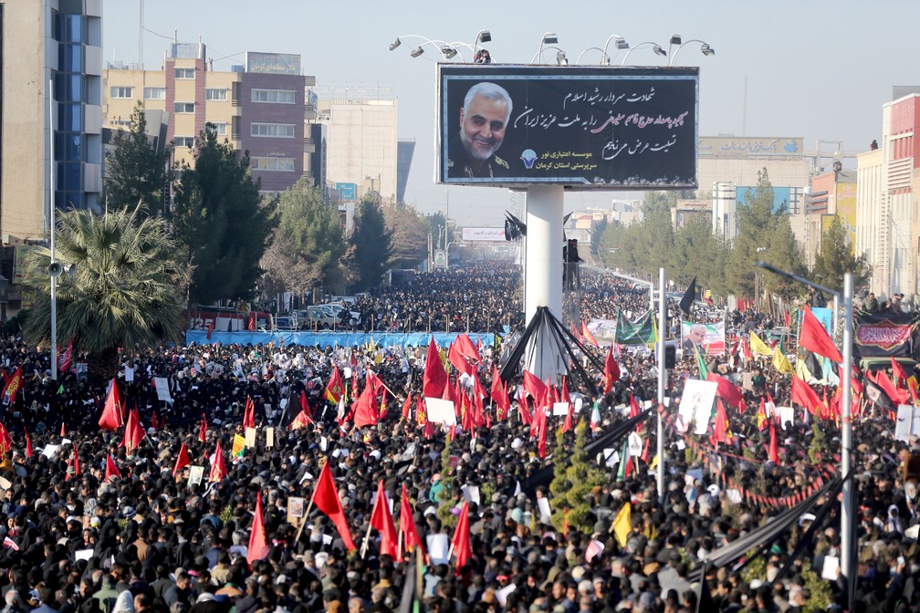 Iranianos acompanham cortejo com o corpo do general Qassem Soleimani, nesta terça-feira (7), em Kerman, no Irã  — Foto: Mehdi Bolourian / Fars Agência de Notícias / WANA (Agência de Notícias da Ásia Ocidental) via Reuters