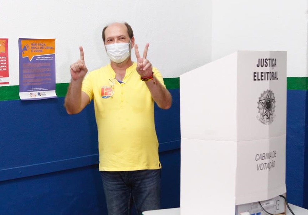 Ivo Gomes vota em Sobral — Foto: SVM