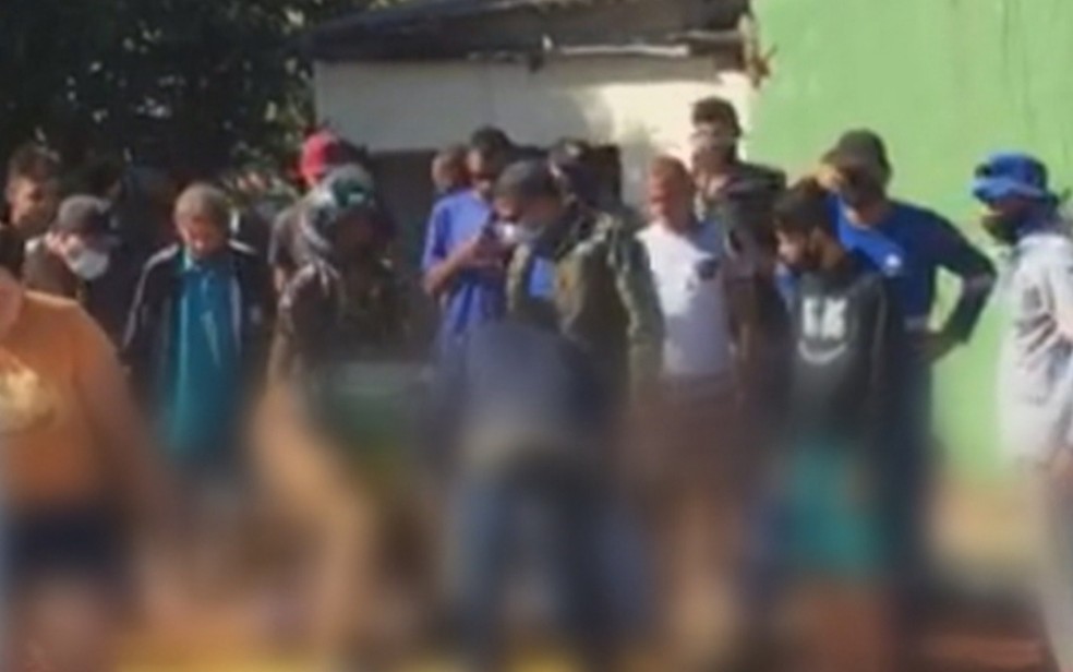 Vídeo mostra socorro a jovem atingido por queda de caixa d'água em Senador Canedo — Foto: Reprodução/TV Anhanguera