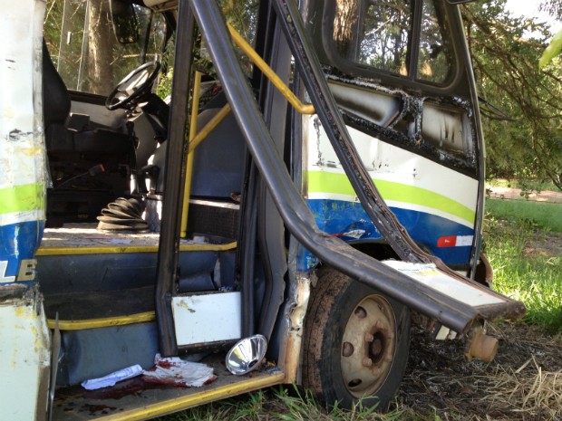 Micro-ônibus que transportava crianças para a escola sai da pista