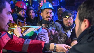 Fatma Gungor, 77, é resgatada com vida depois de mais de 210 horas sob os escombros — Foto: Agência Anadolu/Getty Images