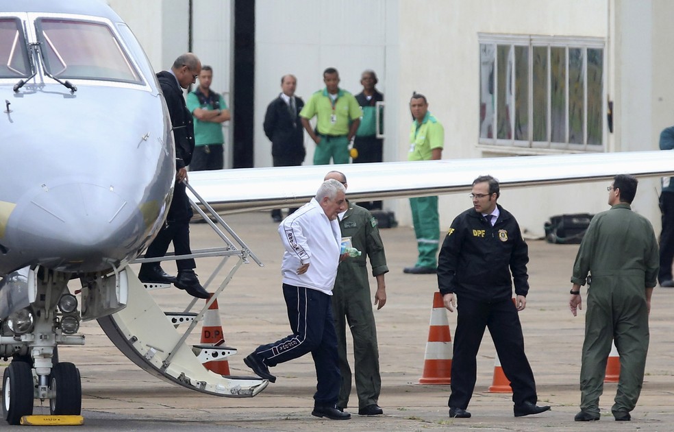 O ex-diretor do Banco do Brasil, Henrique Pizzolato, condenado no processo do mensalão, desembarca em Brasília (Foto: Adriano Machado/Reuters)