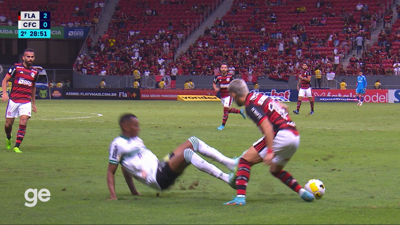 Arrascaeta deixa Matheus Alexandre no chão em Flamengo x Coritiba