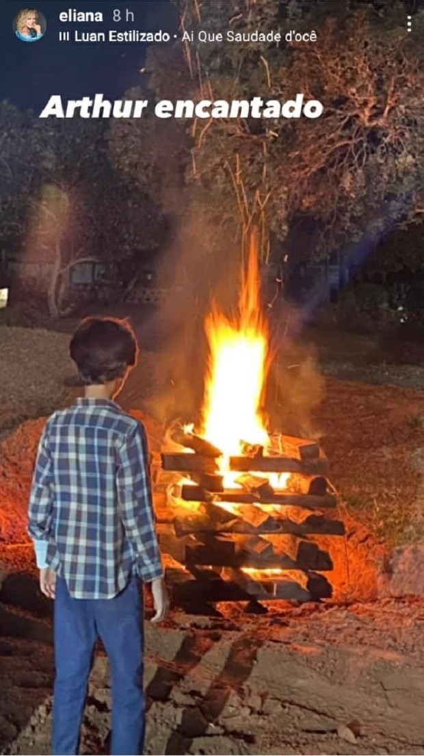 Eliana mostra Arthur, seu filho mais velho, encantado com fogueira (Foto: Reprodução/Instagram)