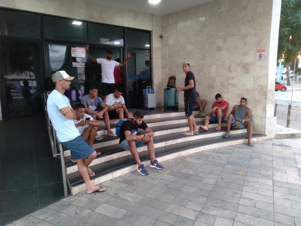 Crise come&ccedil;ou com o despejo dos jogadores do hotel onde estavam concentrados &mdash; Foto: Divulga&ccedil;&atilde;o