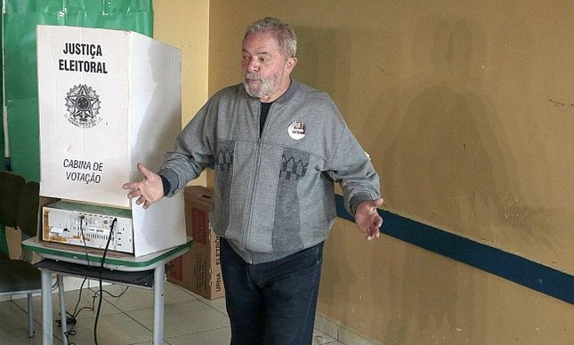 O ex-presidente Lula votou pela manhã na Escola João Firmino Correia de Aravújo no Bairro Assunção, São Bernardo do Campo, SP (Foto: Leonardo Benassatto / Agencia O Globo)