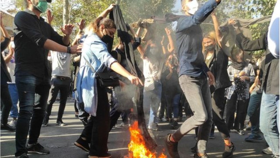 Protestos comearam na regio curda do Ir e se espalharam por todo o pas — Foto: Getty Images / BBC