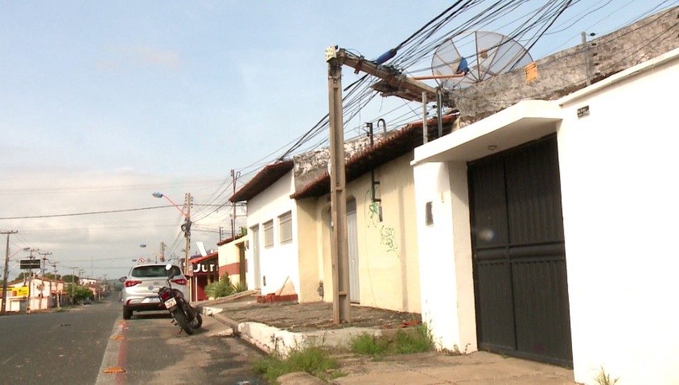 Postes de energia são destruídos por ventos fortes durante temporal em Teresina    — Foto: TV Clube