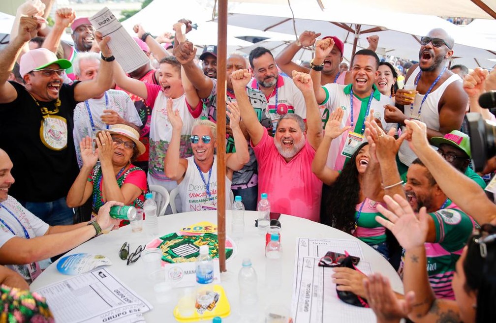 Integrantes da Mangueira comemoram nota na apuração do carnaval 2019 — Foto: Marcos Serra Lima