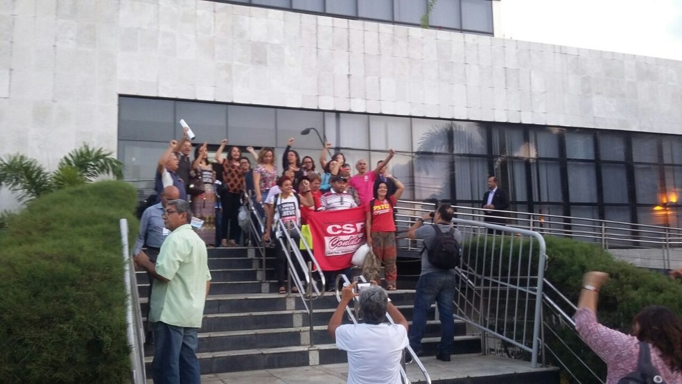 Servidores do Estado do RN desocuparam prédio da Assembleia Legislativa após conseguirem reunião com o governador Robinson Faria (Foto: Sérgio Henrique Santos/Inter TV Cabugi)