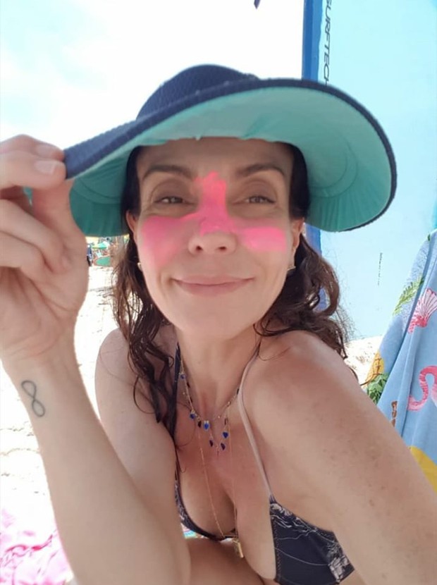 Flávia Monteiro com protetor solar cor-de-rosa no rosto (Foto: Reprodução/Instagram)