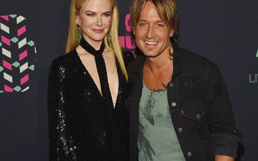 Nicole Kidman usa vestido brilhante e decotado em premiação com o marido