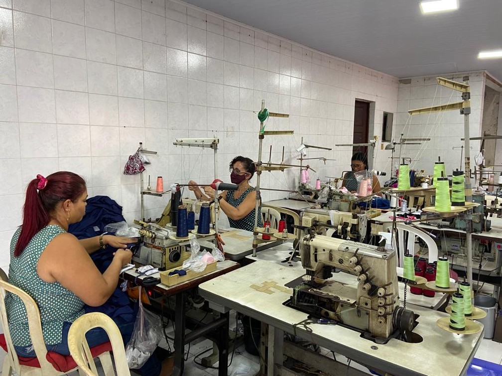 Parte do time de costureiras que trabalha na empresa que existe há 36 anos. — Foto: Rafaelle Fróes/g1 MA