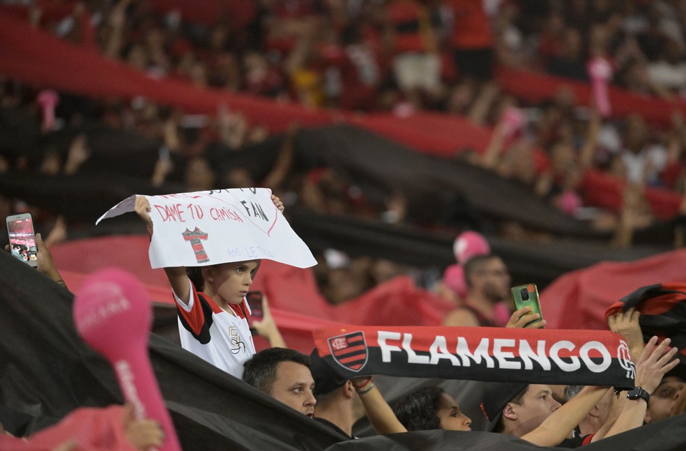 Torcida do Flamengo no Maracanã antes da final da Copa do Brasil — Foto: André Durão/ge