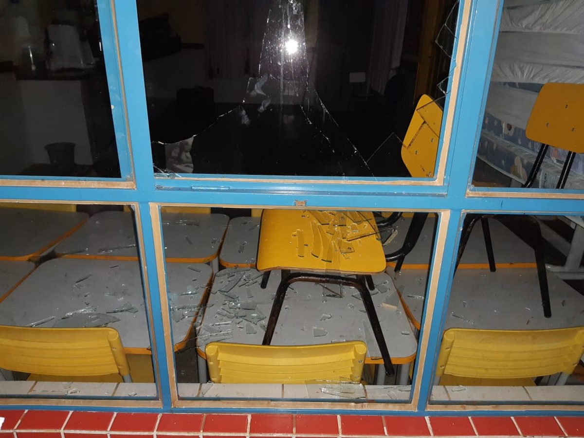 Polícia prende ladrão que invadiu creche destruiu bebedouro e quebrou vidraça de prédio em MT - G1
