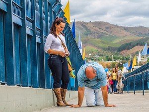 A passarela da fé é o local onde a maioria dos romeiros escolhem para pagar promessa. Muitos percorrem o local de joelhos. (Foto: Fábio França/ G1)