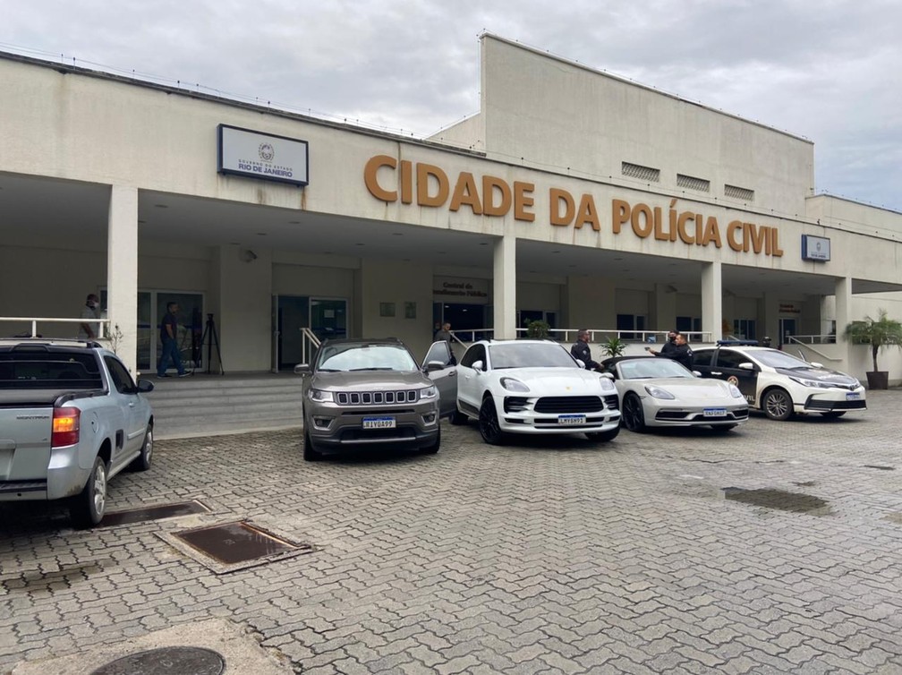Carros apreendidos são levados para a Cidade da Polícia — Foto: Lívia Torres/TV Globo