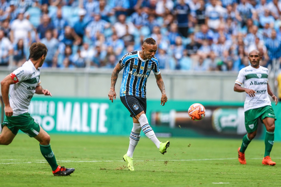 Everton dá cavadinha e marca um dos gols do Grêmio na última partida — Foto: Lucas Uebel/Grêmio